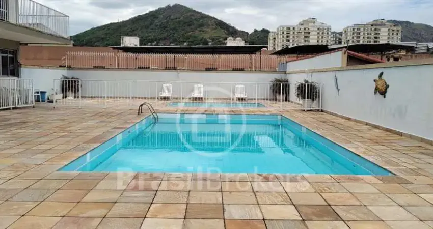 Amplo apartamento em condomínio com piscina e academia.