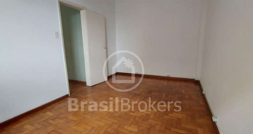 Ótimo apartamento silencioso, incidencia de sol da manhã, elevador, possibilidade de vaga.