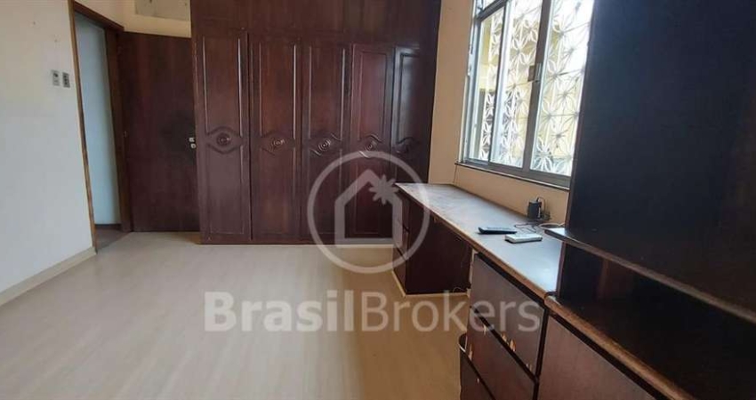 Casa duplex em Condomínio fechado com portaria 24 horas