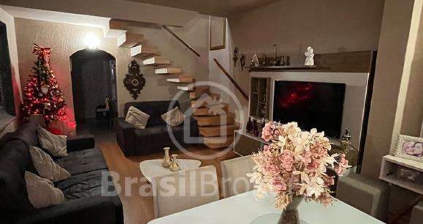 Linda casa duplex com 2 quartos em condomínio fechado