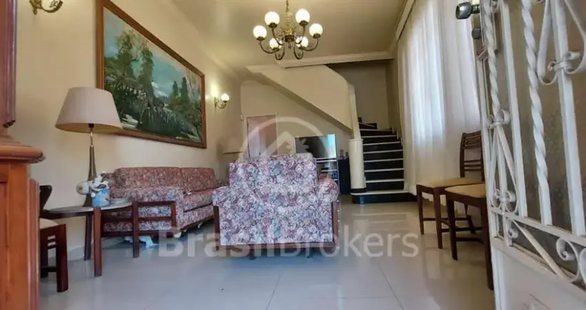 Casa Independente com varanda, Porcelanato no primeiro piso e sinteco no segundo, banheiro luxuoso, área frontal