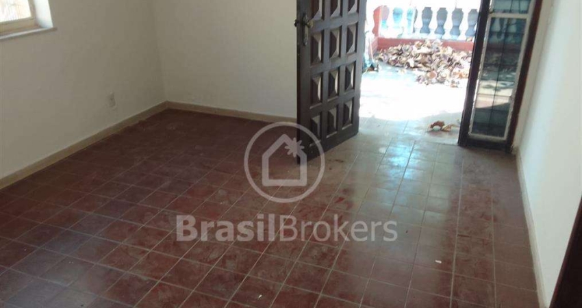 Ótima casa frente de Rua próximo a todo comércio.