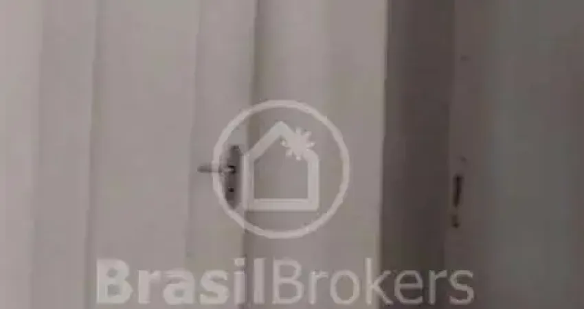 Imovel em excelente rua de Pilares  ,precisando reforma total !!!!
