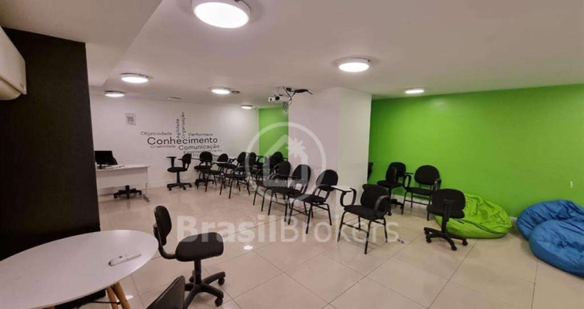Loja / Salão / Ponto Comercial à venda com 288,00m² e 1 quarto em Del Castilho, Rio de Janeiro - rj
