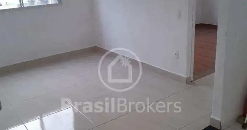 Apartamento em condomínio com espaço de lazer
