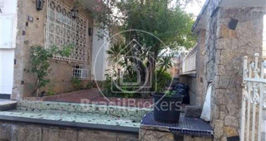 Casa com área e com autorização para Construir um Prédio