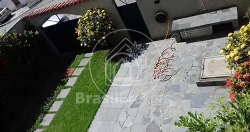 Casa 4 quartos, sendo 2 suítes