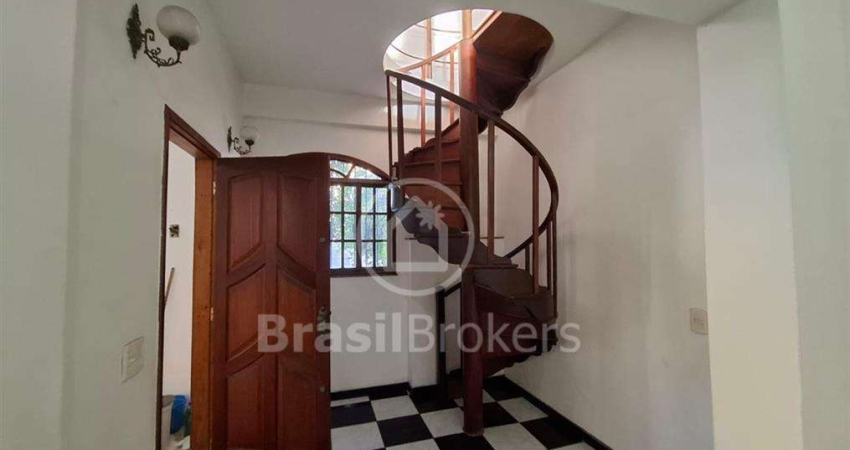 Ótima casa com 4 quartos em condomínio fechado
