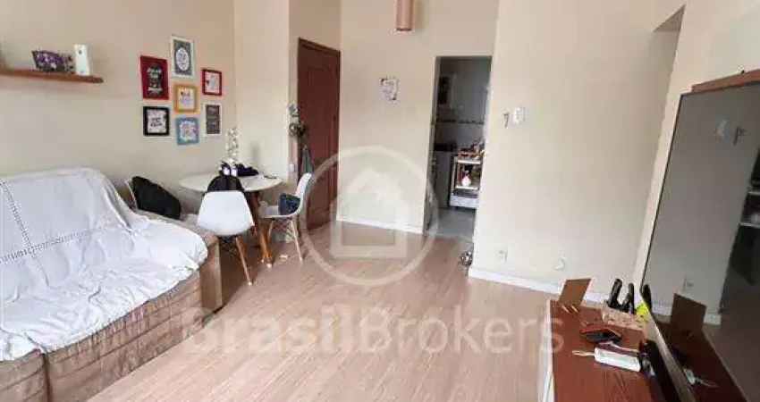 Apartamento de 62 m² com dois quartos e dependência no Engenho Novo!