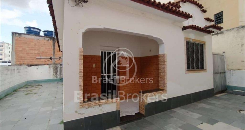 Casa com Quintal 2 quartos na rua Oricá em Braz de Pina