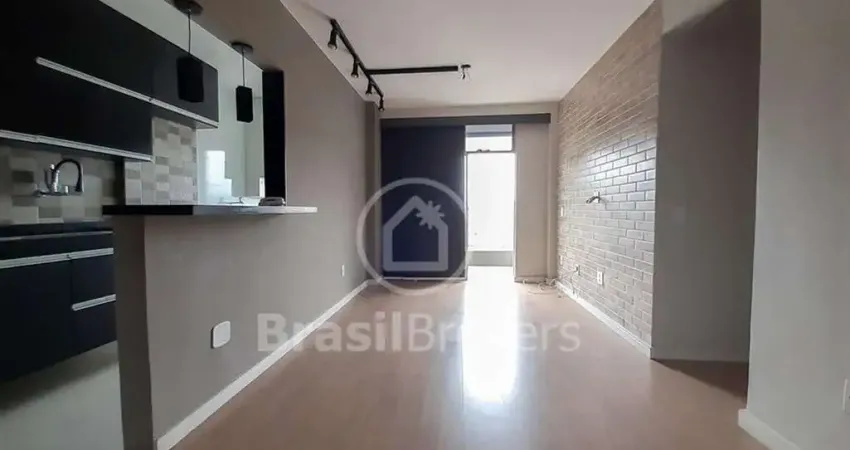 Apartamento impecável com varanda e 2 quartos 1 vaga e piscina em Madureira