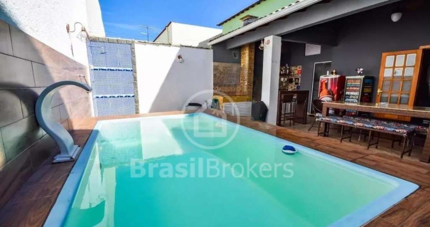 Maravilhosa casa em condomínio fechado, quintal com piscina e churrasqueira. Aceitando Financiamento .