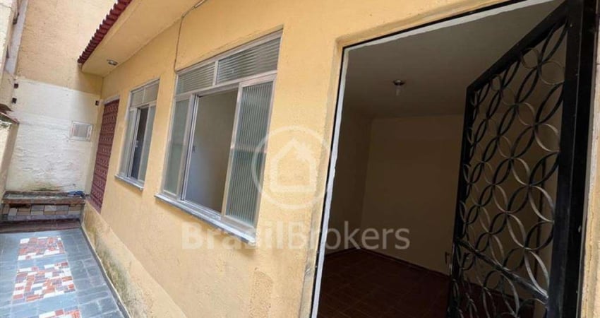 Casa de 1 quarto com uma Kitnet a venda -  a poucos passos do Mercadão de Madureira.