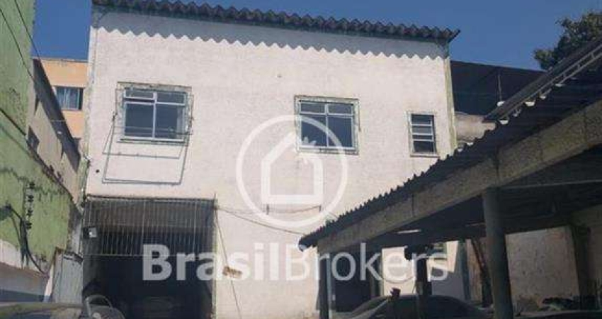 Imóvel comercial com 432 m2 e um galpão em Quintino