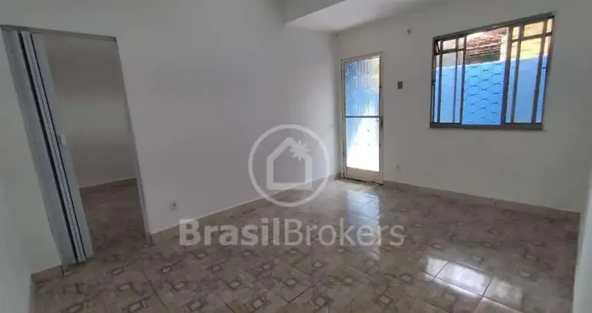 Casa de fundos, localizada à Rua Benjamim de Magalhães, em Pilares.
