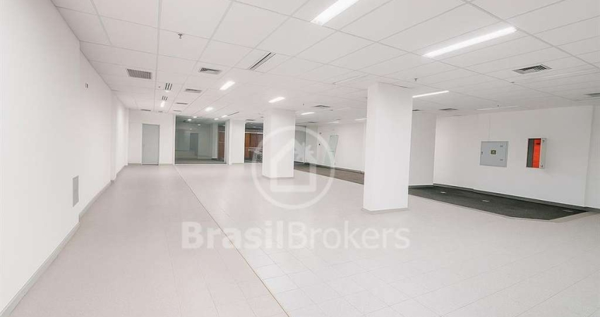 Loja com  525m², portões automáticos e Portas  Blindex, com Ar condicionado central, Sistema de Incêndio, 13 Vagas.