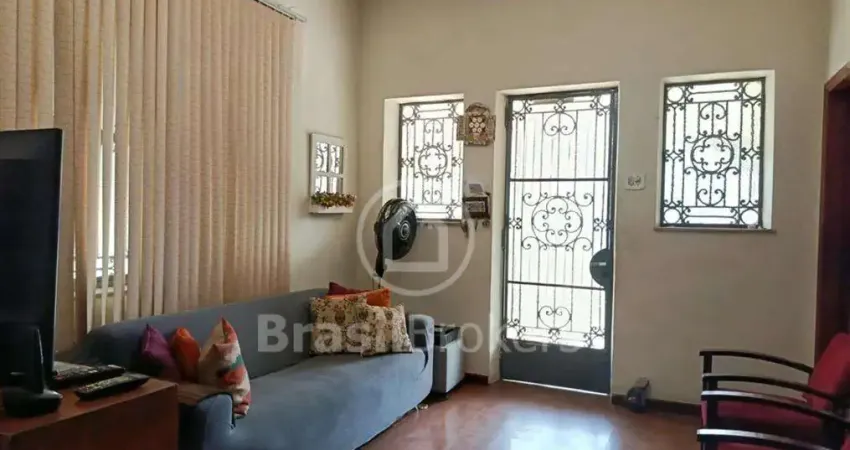 Casa à venda em madureira, rio de janeiro: 4 quartos, 2 vagas, varanda e quintal. próxima à igreja santo sepulcro. aceita financiamento.