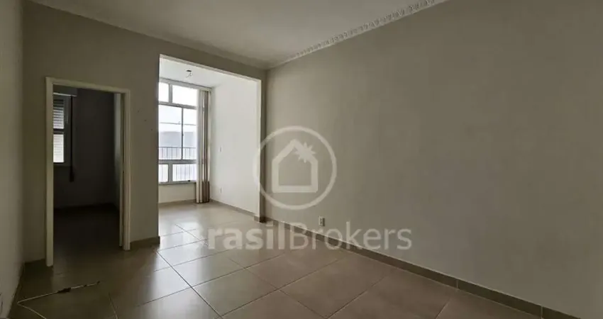 Apartamento reformado de 2 quartos colado no metrô Saens Pena!!!