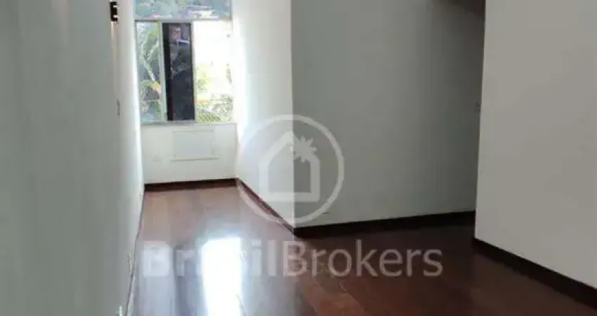 Apartamento !!!...  2 quartos  / Dependência Completa.