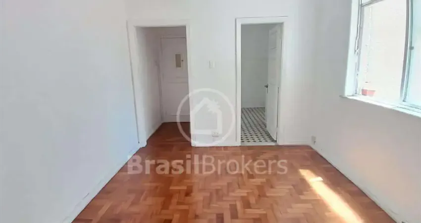 Apartamento a venda no Grajaú com 64 m², 2 quartos e dependência de serviço completa.