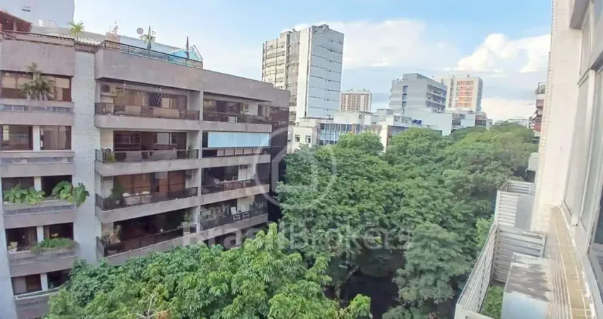 Apartamento a venda na Tijuca com 112 m², 3 quartos, 1 vaga na escritura e a 260 metros da estação do Metro Uruguai.