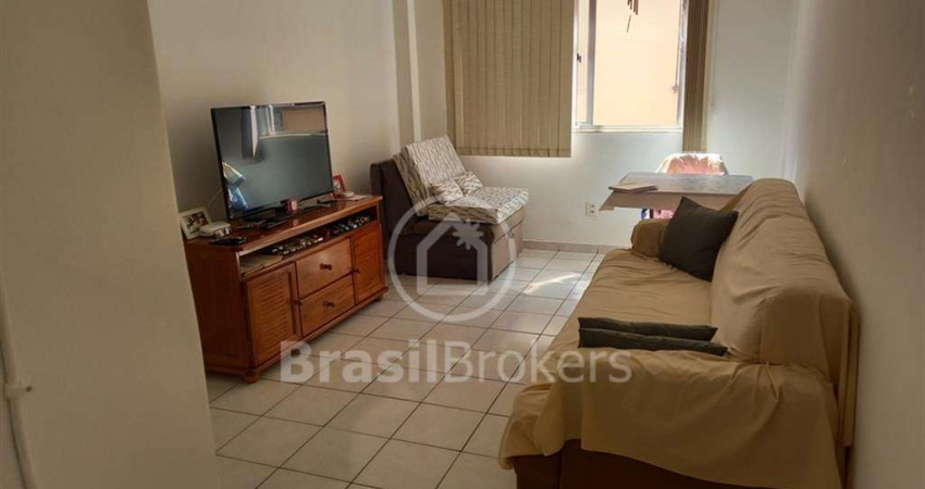 EXCELENTE OPORTUNIDADE.  QUARTO E SALA COM VAGA