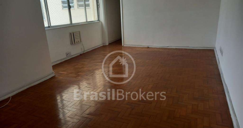 Apartamento em localização impar, com 3 quartos, dependência colado ao Metrô Uruguai