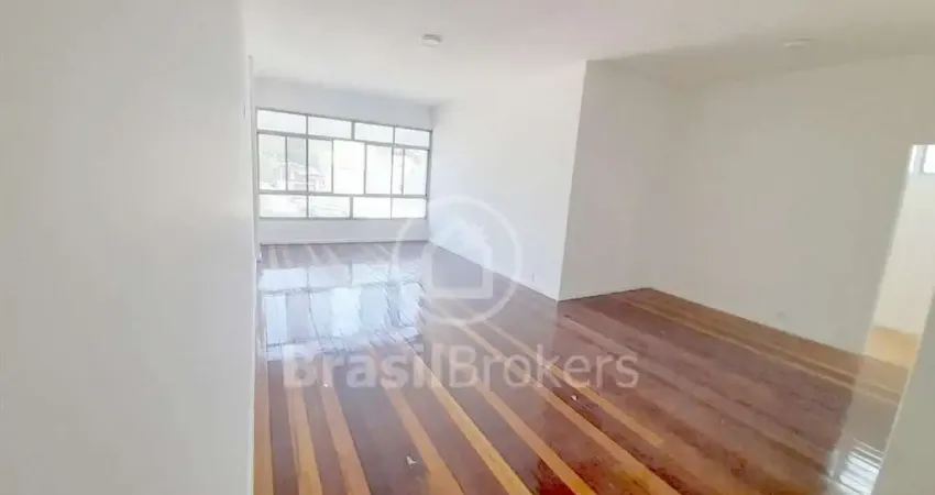 Apartamento à venda com 130 m² e 3 quartos (1 suite), 2 vagas de garagem e a 5 minutos do metrô Estação Uruguai e Praça Saens Pena.