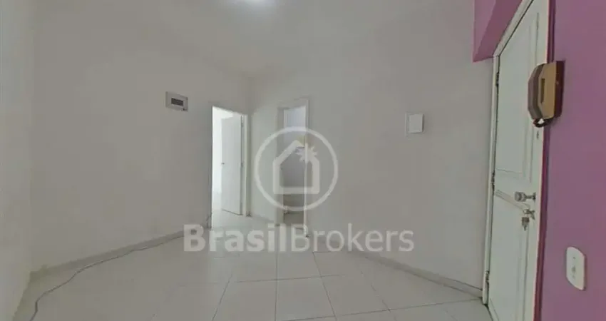 Excelente sala ao lado do Metro da Praça Saens Pena...