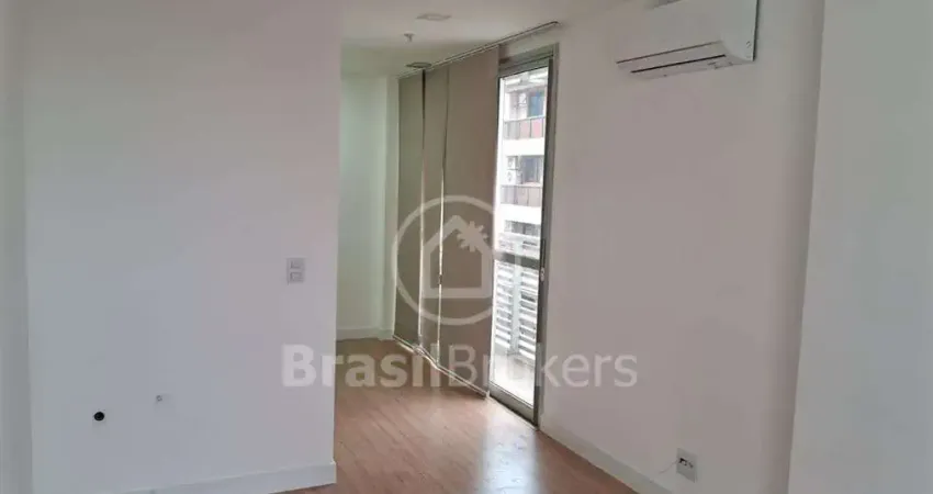 Sala comercial impecável na Tijuca, com vista livre e vaga escriturada!