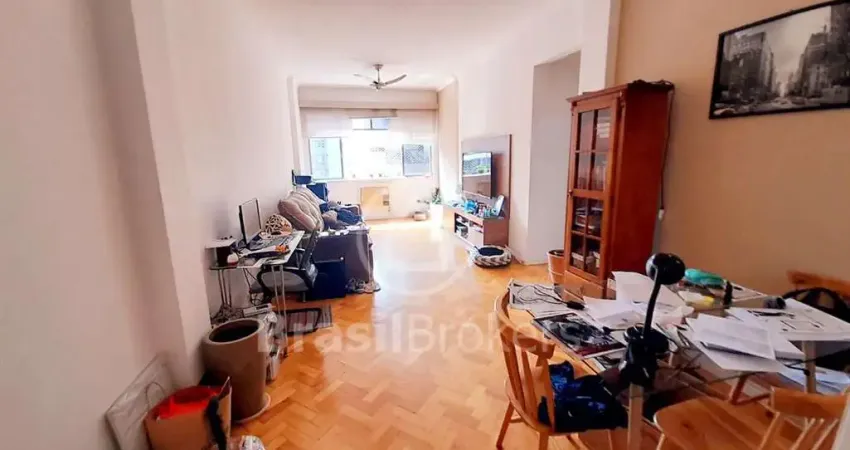 Apartamento de 2 quartos, dependência completa e vaga de garagem a 5 minutos do metro São Francisco Xavier.