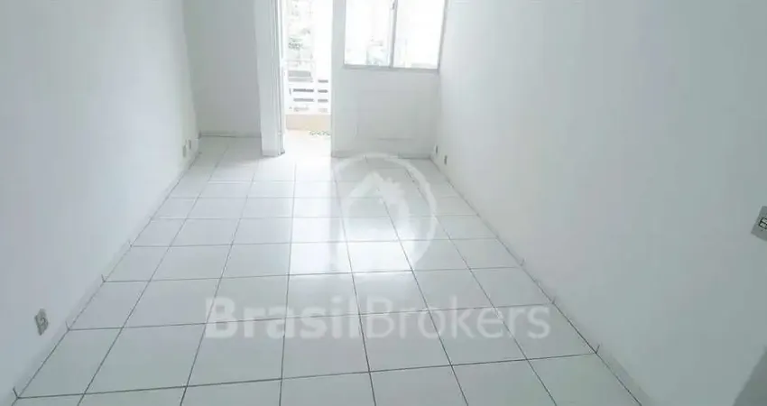 Apartamento de 2 quartos, com dependências completas e vaga de garagem.