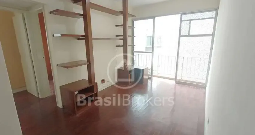 Apartamento de 2 quartos com varanda, vaga de garagem e dependência completa.