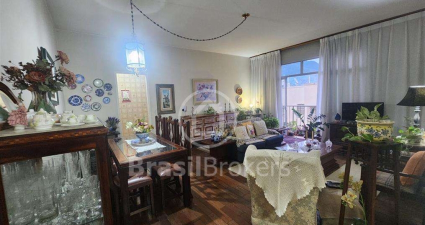 Um apartamento lindo e aconchegante em excelente localização na Tijuca. 143m2 com varanda, 3 quartos (1 suíte) e 2 vagas