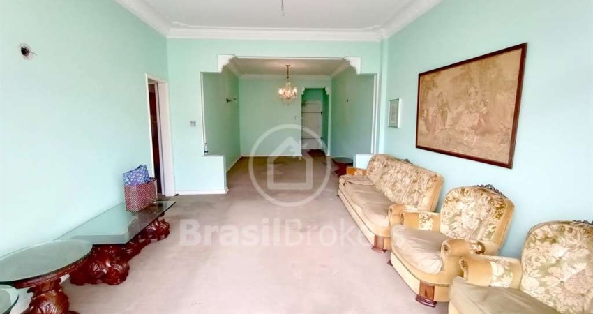 Apartamento de 3 quartos com 149 m², dependências completas e Varanda.