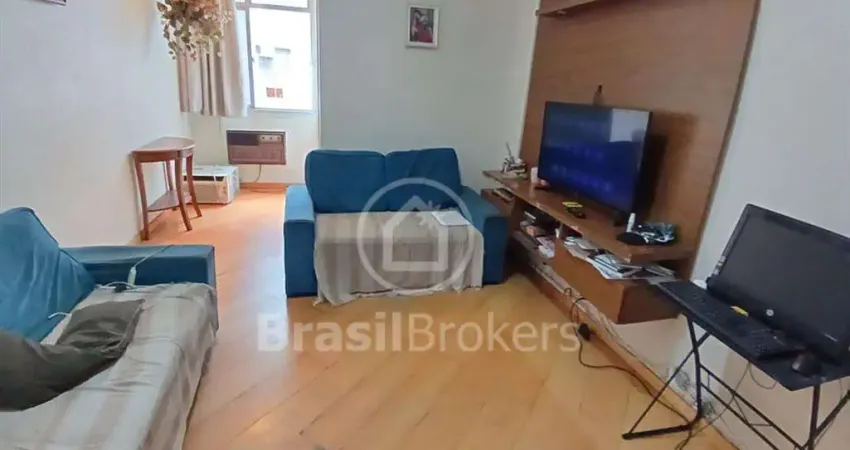 Apartamento a venda na Tijuca com 70 m², 1 vaga no condomínio, próximo a Estação do Metrô Uruguai, portaria 24 horas, e 2 quartos.