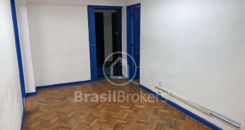 Sala Comercial à Venda com 4 ambientes na Avenida Treze de Maio - Centro