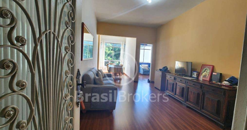 Excelente apartamento espaçoso de frente com vista livre em condomínio fechado, com localização privilegiada no bairro da Tijuca.