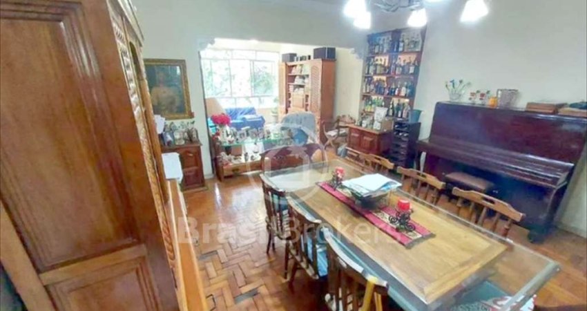 Apartamento de 3 quartos com 116 m² a 4 minutos do Largo da Segunda Feira e 6 do metrô São Francisco Xavier