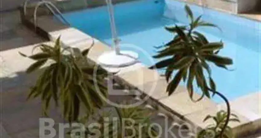 Casa Linear com 175,00m² com vaga e piscina!