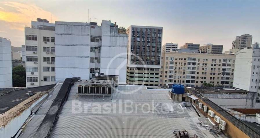 Sala com 25m² na Conde de Bonfim, junto à Praça Saenz Peña