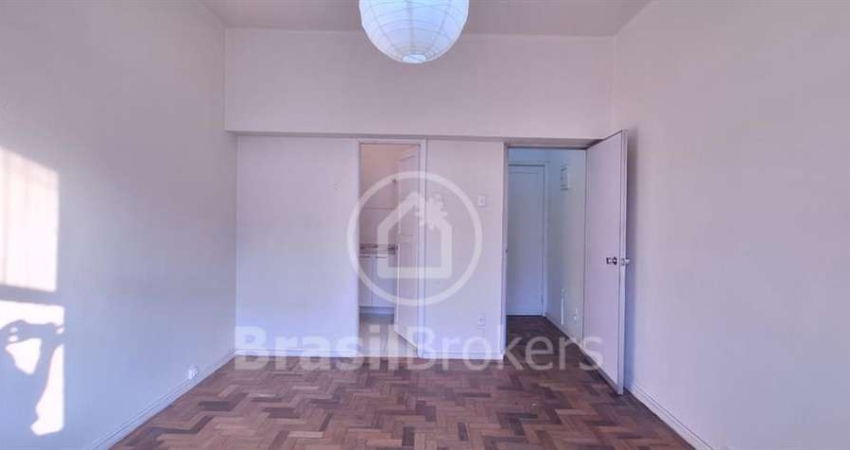 Sala com 25m² na Conde de Bonfim, junto à Praça Saenz Peña