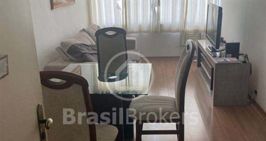 Apartamento de 2 quartos com dependência completa, 66 m².