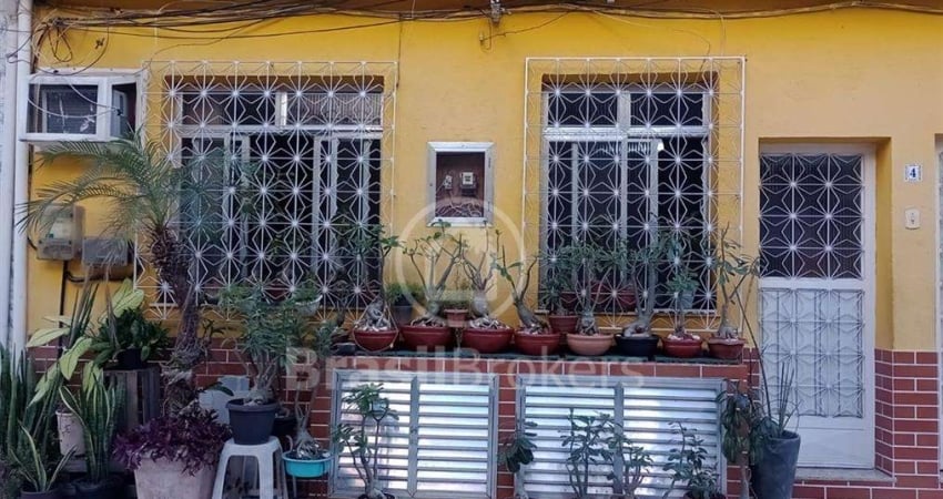 CASA DE VILA - SALA DOIS QUARTOS À 300 METROS DA PRAÇA E METRÔ SAENS PENA