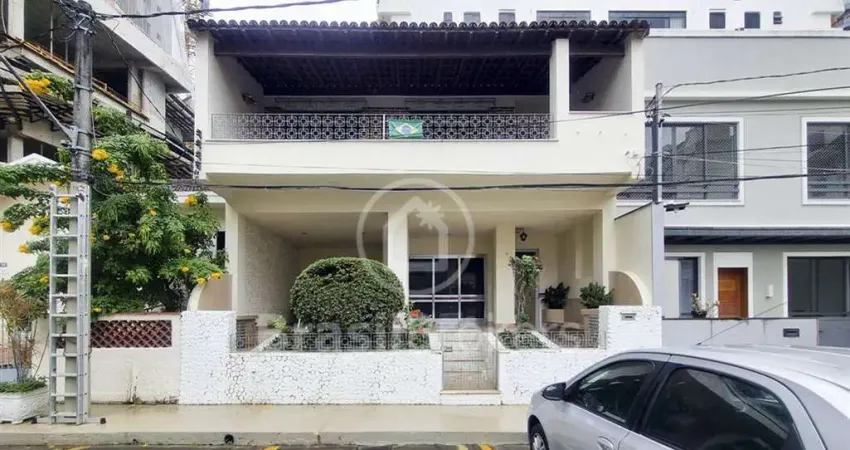 Casa de Vila com vaga de garagem e 3 quartos na Rua Itacuruça