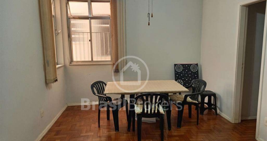 Apartamento de 3 quartos e dependência em ótima localização