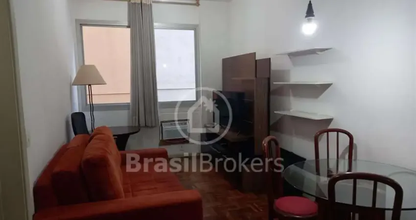 Apartamento de quarto, sala, vaga e dependência em excelente localização