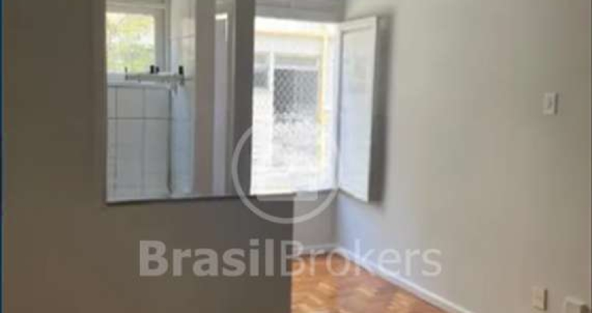 Apartamento de 1 quarto com 44m² perto do metrô Saens Pena e Shopping Tijuca!!!