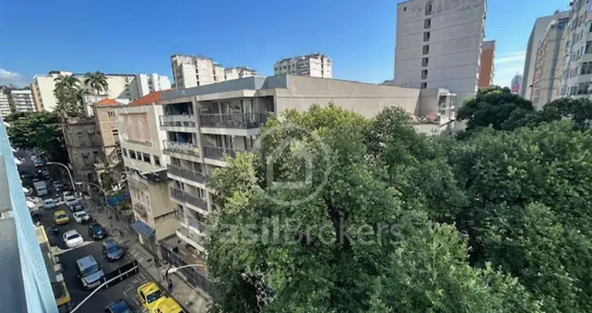 Excelente apartamento vazio no coração do Rio de Janeiro no Centro! Este espaçoso apartamento de 03 quartos , 02 salas, vista livre.