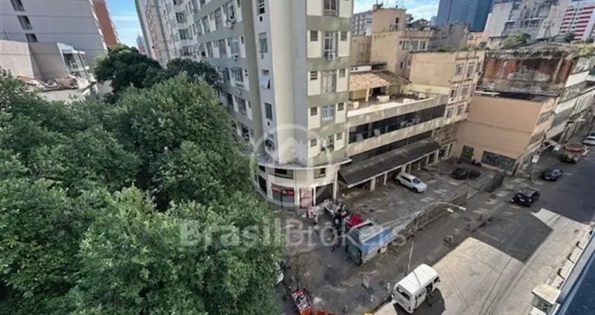 Excelente apartamento vazio no coração do rio de janeiro no centro! este espaçoso apartamento de 03 quartos , 02 salas, vista livre.